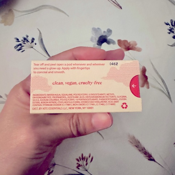 On The Glow Concealer- Shade 07 Natural Finish, Multi-Purpose, Medium-Coverage - Picture 11 of 12